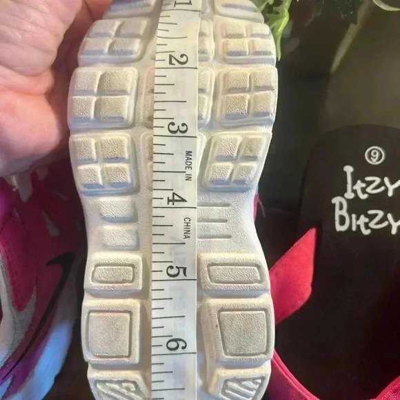 SELLING AS A LOT BITH SIZE 9 NIKE SNEAKERS & ITZY BITZY FLIP FLOPS - Picture 10 of 10